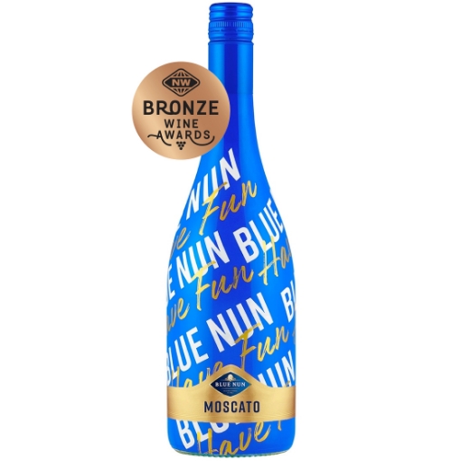 Bottle of Blue Nun Sweet Moscato 750ml, featuring a light yellow label and subtle bubbles in the wine, along with a Bronze medal seal.